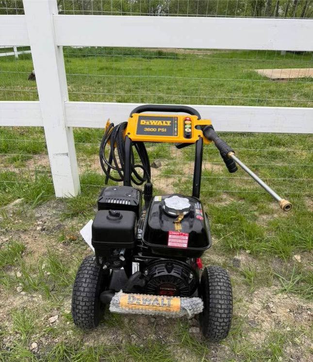 DEWALT 3600 PSI 2.5 GPM Gas Pressure Washer with Honda GX200 Engine, Heavy-Duty Commercial Cold Water Power Cleaner