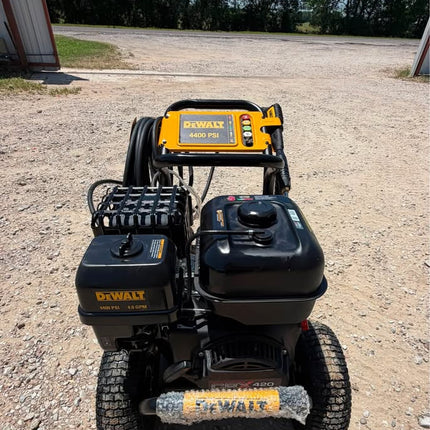 DEWALT 4400 PSI 4.0 GPM Gas Pressure Washer with 420cc Engine, Triplex Pump, Commercial Cold Water Power Washer